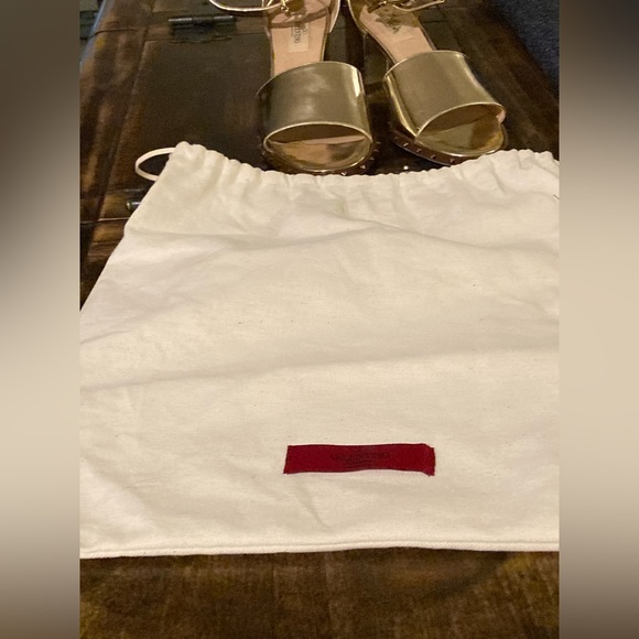 Valentino Garavani Nappa rockstud block heel slingback  sandals in gold. - Picture 5 of 12